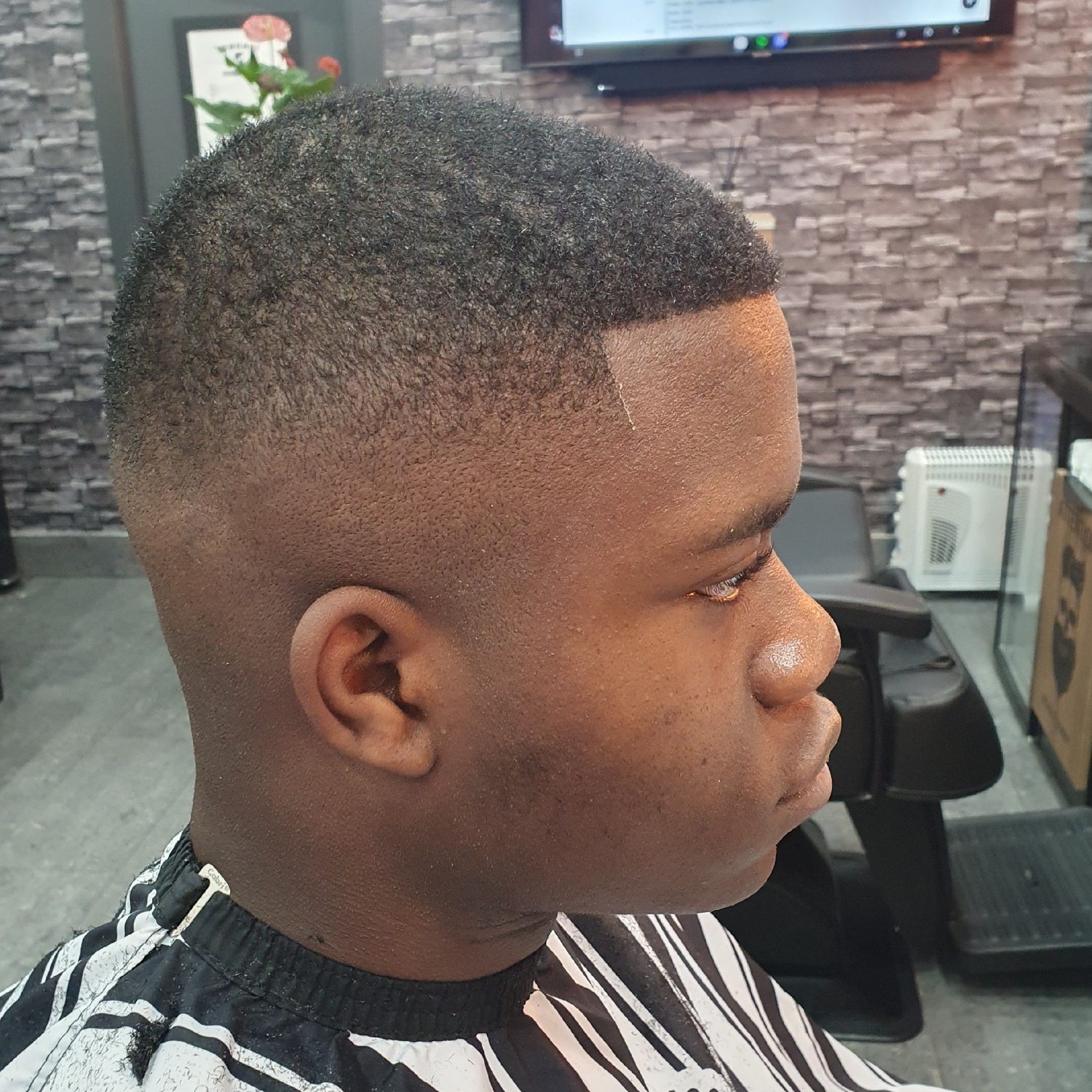 A sharp line-up and fade, seen in profile
